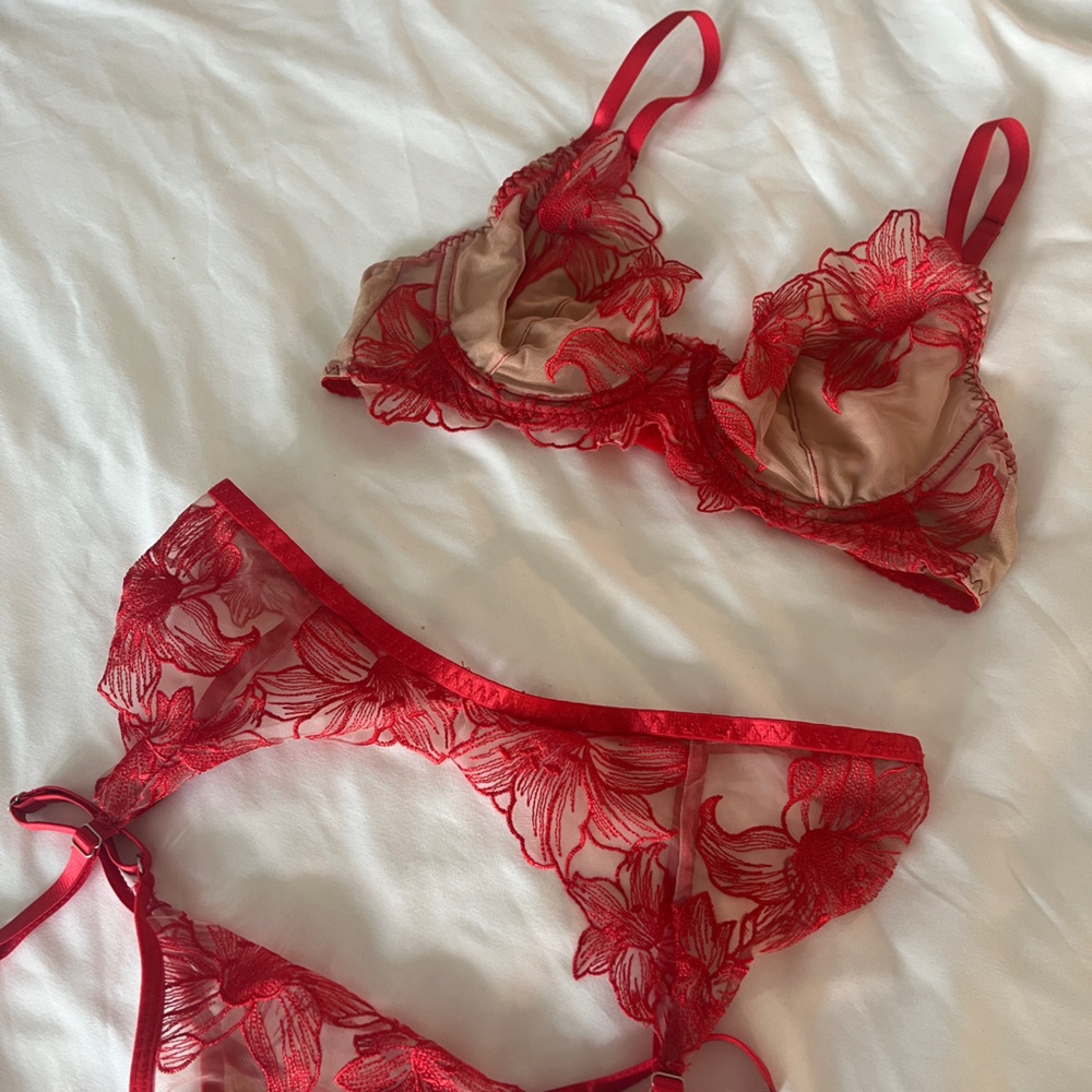 Elegant Red Floral Lace Lingerie Set